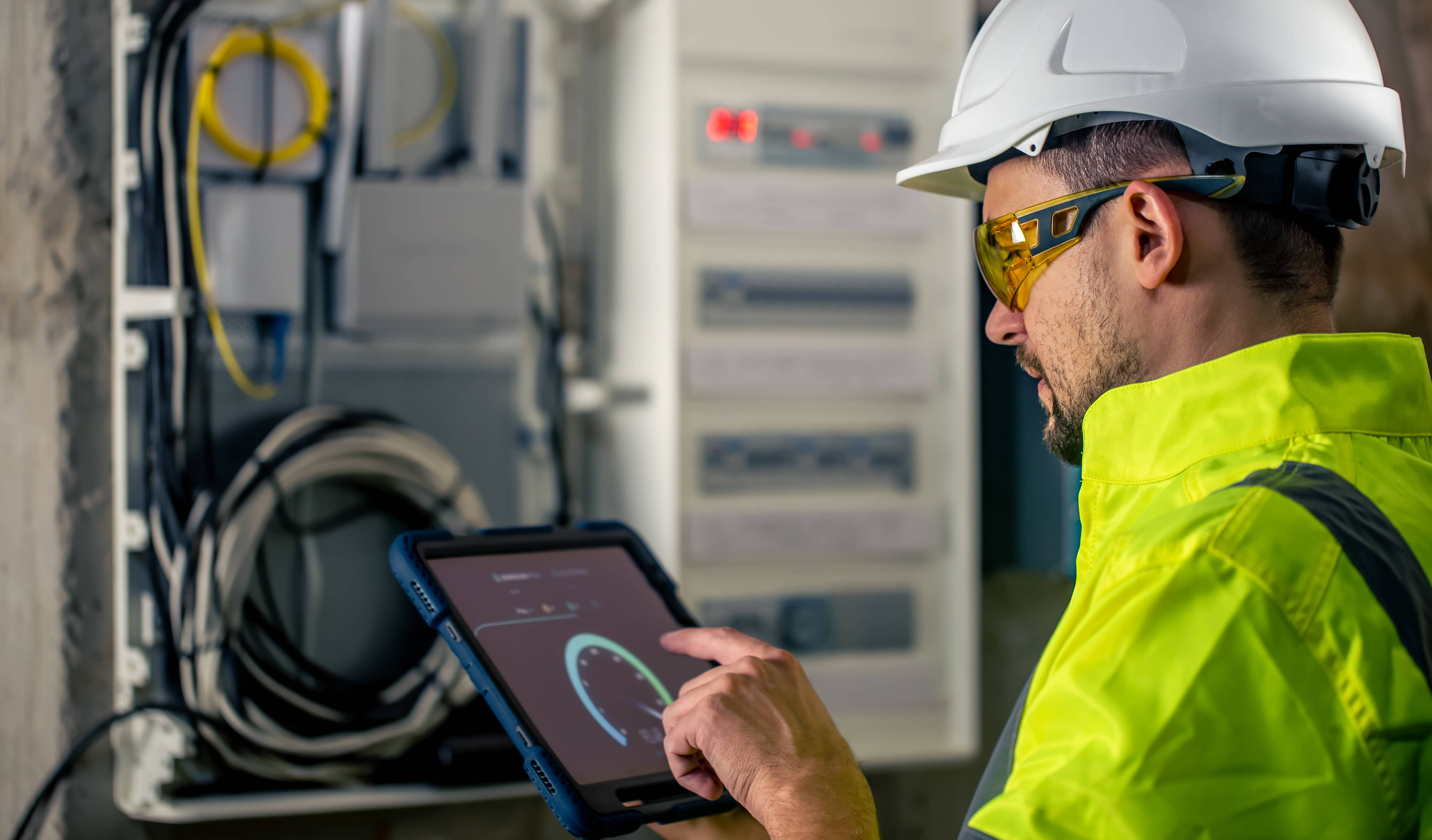 Worker optimizing processes thanks to the digitalization of maintenance