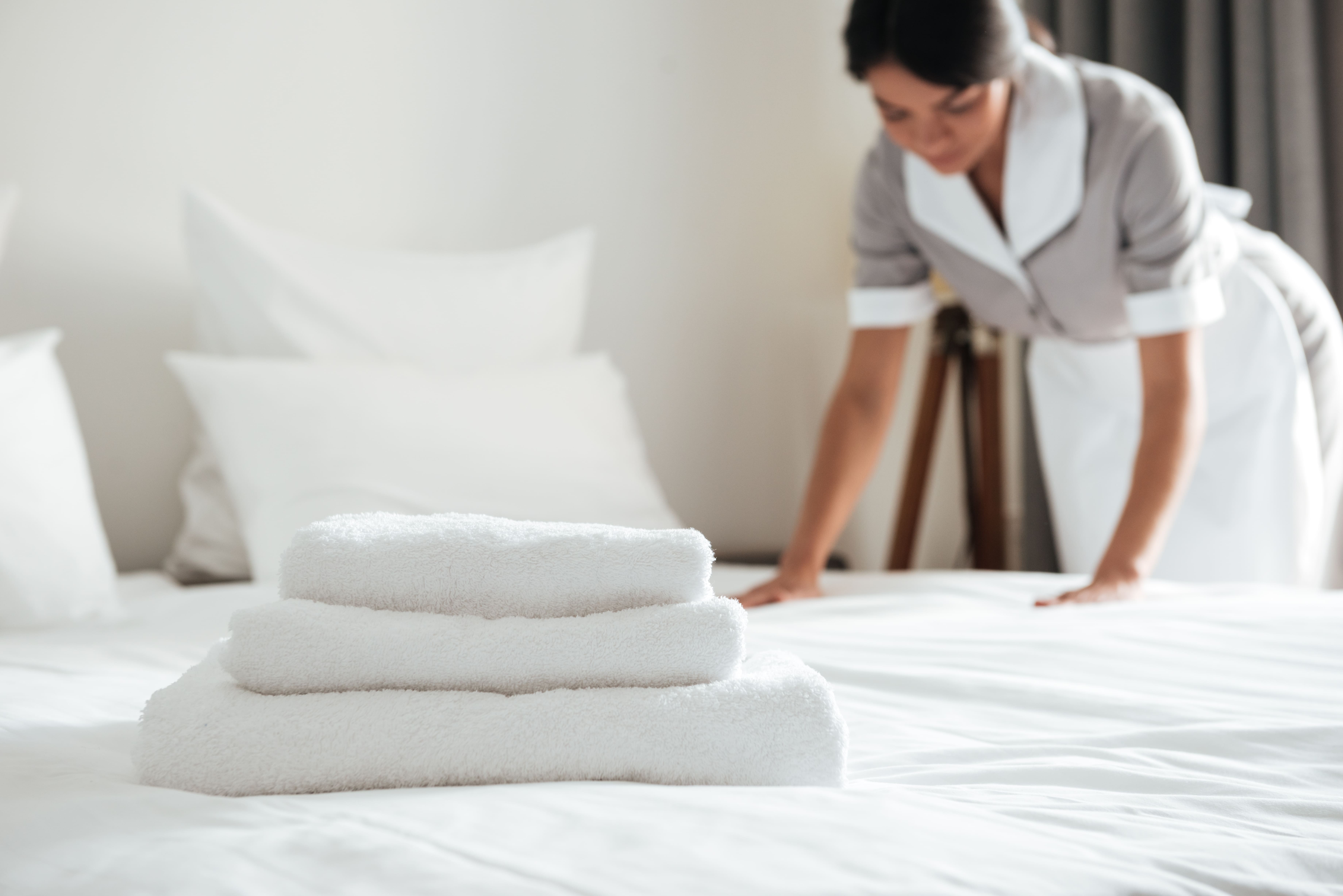 Persona de housekeeping trabajando 